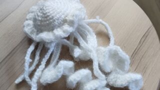 水族館で見たクラゲがかわいくて。子どものために編みぐるみを作ってみた